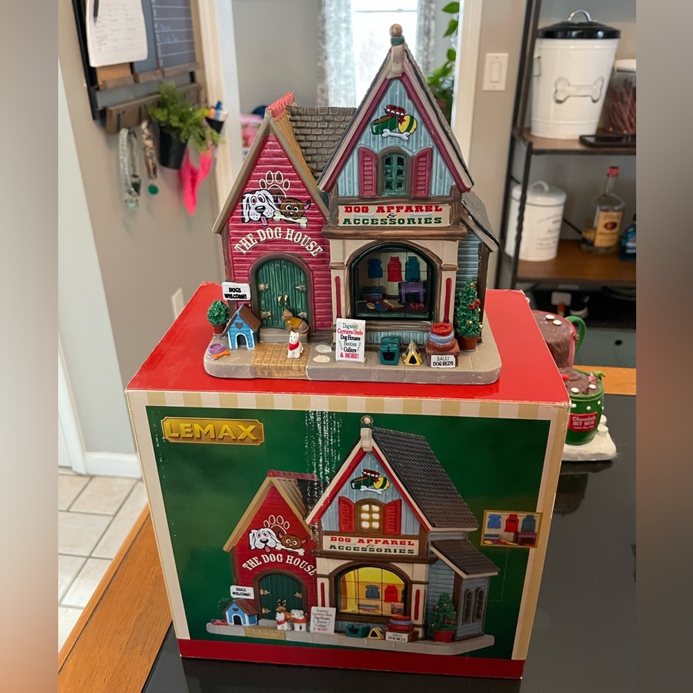 Lemax Christmas village *dog house*